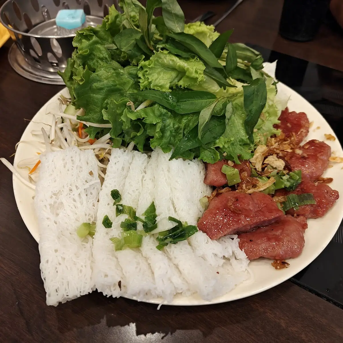 BBQ Pork & Egg Roll with Vermicelli 燒豬⾁春卷⽶粉 Bún Chả Giò Thịt Nướng